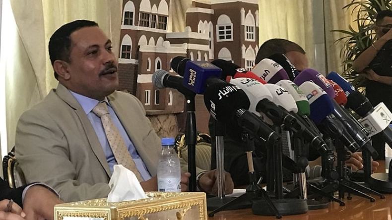 حذاء طائر في وجه وزير إعلام الحوثيين المنشق