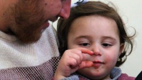 هكذا يحمي أب ابنته من القصف في شمال غرب سوريا