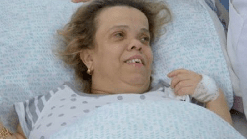 الفنانة عتيقة طوبال تتعرض لسقوط عنيف بإحدى العيادات الطبية