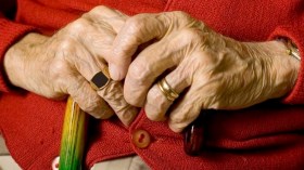 عجوز في الثمانين تحمل بمفردها مسؤولية خدمة ابنها الستيني المريض!