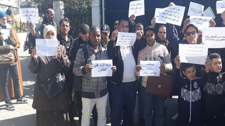 أصحاب طعون “عدل” في وقفة احتجاجية أمام مقر الوكالة بالعاصمة