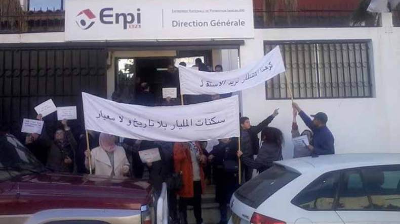 مكتتبو 600 مسكن “آل بي بي” بالرويبة يحتجون على تأخر الأشغال