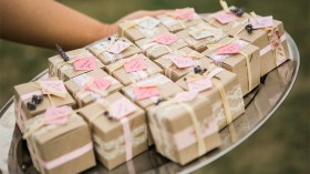 بطاقات الدعوة وعلب الحلويات بـ20 ألف دينار