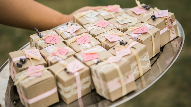 بطاقات الدعوة وعلب الحلويات بـ20 ألف دينار