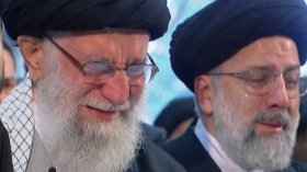 شاهد.. خامنئي يؤم جنازة سليماني ويبكي