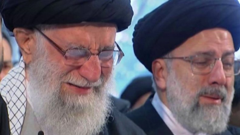 شاهد.. خامنئي يؤم جنازة سليماني ويبكي
