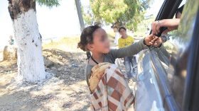 أطفال تحت درجات حرارة قياسية لتأمين مصاريف الدخول المدرسي