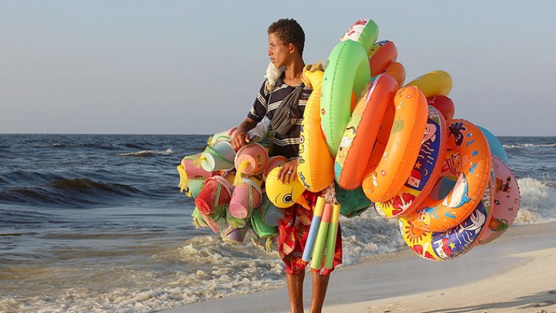 لا تتعجّبوا.. ظروفنا قاسية وأمثالنا لا يعرفون العطلة!