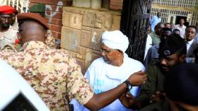 اقتياد البشير إلى نيابة مكافحة الفساد