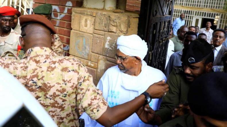 اقتياد البشير إلى نيابة مكافحة الفساد