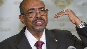 البشير في القاهرة لحسم القضايا العالقة بين البلدين