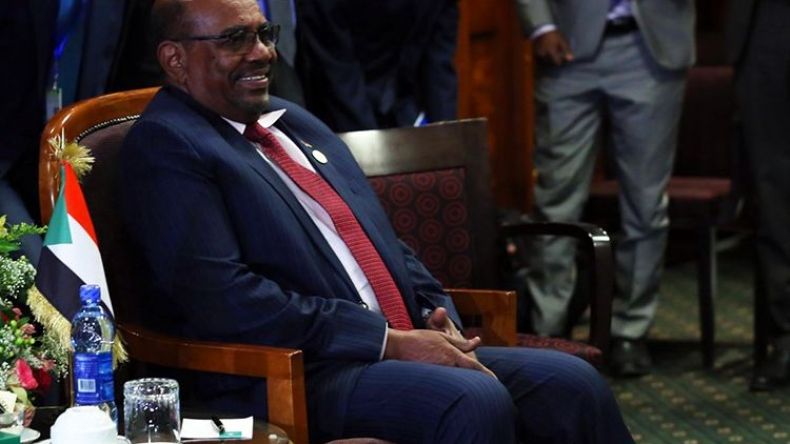 البشير: الرئيس لا يتغير بالفيسبوك