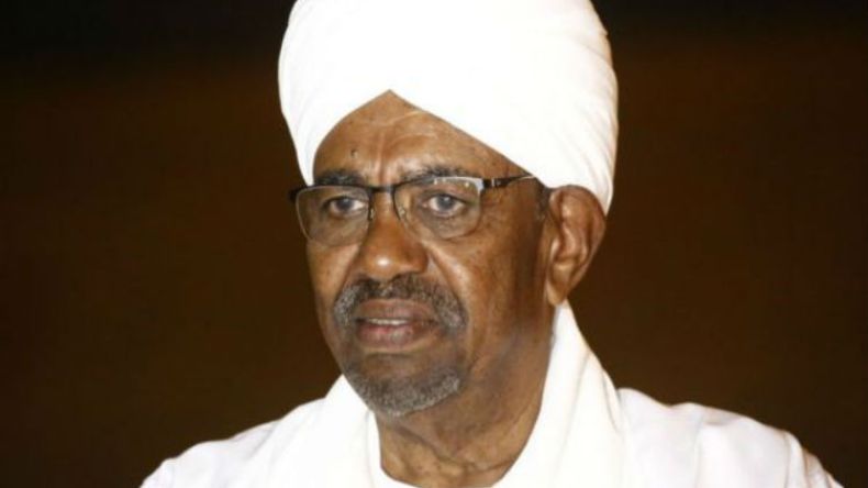 عمر البشير يواجه 3 تهم متعلقة بالفساد