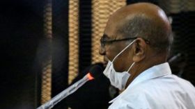 البشير يمثل للمحاكمة بتهمة تنفيذ انقلاب 1989