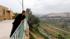 أسرة فلسطينية تصف وضعها بسبب الجدار الإسرائيلي