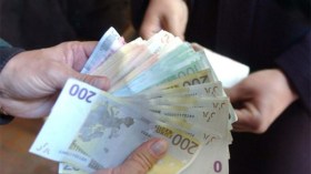 “ندرة” للعملة بالبنوك ورحلة عذاب بحثا عن 100 أورو