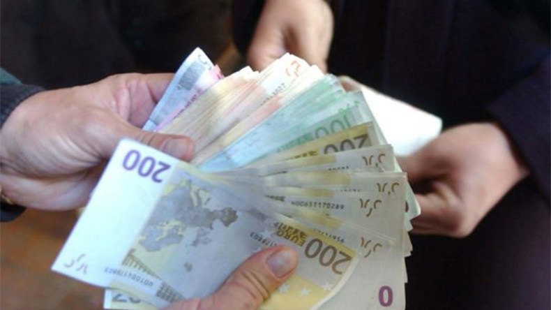 “ندرة” للعملة بالبنوك ورحلة عذاب بحثا عن 100 أورو