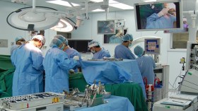 عائلة تناشد المحسنين التكفل بعلاج ابنها خارج الوطن