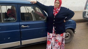 عومرية.. أول امرأة “كلونديستان” تنقل المواطنين بسيارتها “رونو 4” بمعسكر!