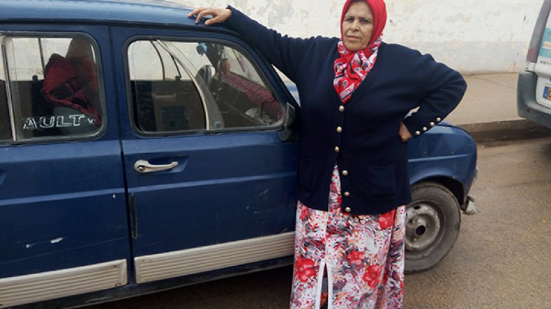 عومرية.. أول امرأة “كلونديستان” تنقل المواطنين بسيارتها “رونو 4” بمعسكر!