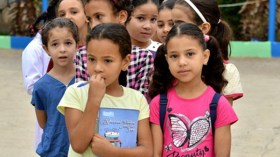 أستاذ بغرداية يستقبل التلاميذ على الطريقة الأوروبية