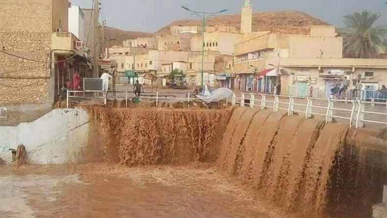 سيول الأمطار تغمر المنازل والمحلات التجارية في متليلي بغرداية