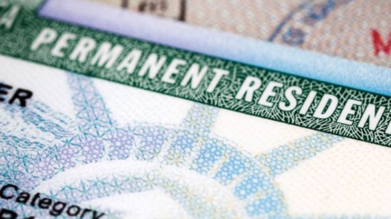 كهول ونساء يزاحمون الشباب للحصول على “غرين كارد”