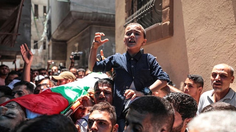 طفل يقود جنازة والده المسعف الشهيد