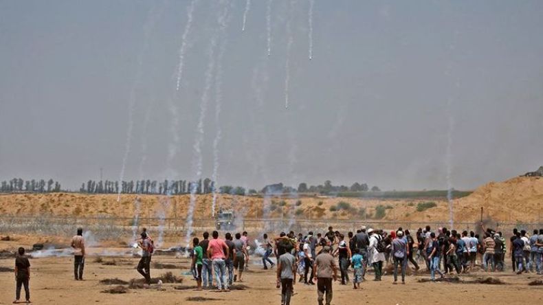 آلاف الفلسطينيين يتظاهرون قرب حدود غزة