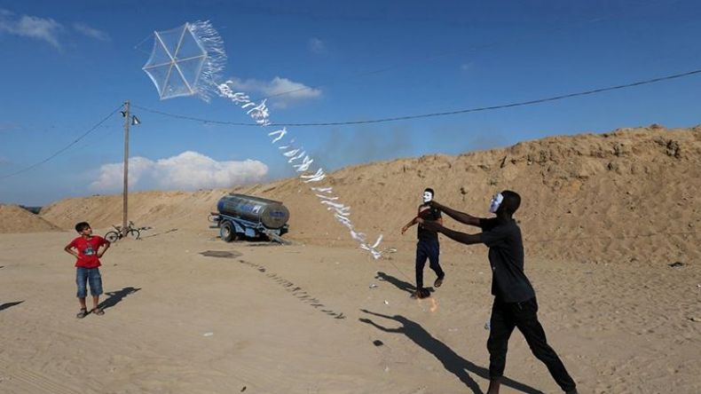 الاحتلال يستهدف مطلقي الطائرات الورقية في غزة
