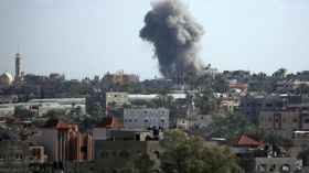 فلسطينيون يطلقون الصواريخ والاحتلال يقصف القطاع