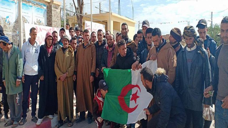 غاضبون يغلقون بلدية سيدي لزرق ويطالبون برحيل المنتخبين