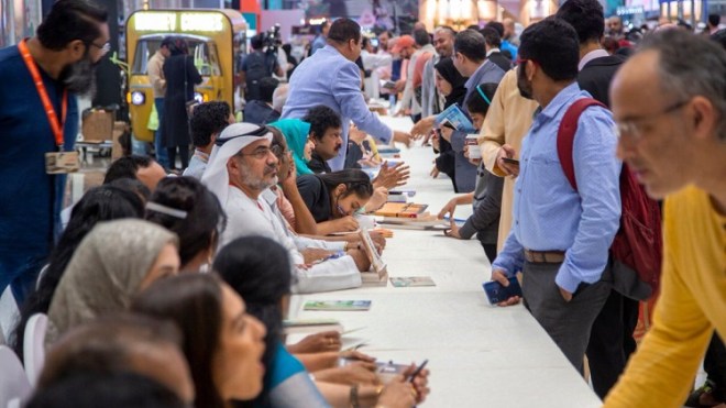 معرض الشارقة يدخل غينيس بأكبر حفل توقيع في العالم