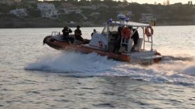 إيطاليا: إنقاذ عشرات المهاجرين بعد انقلاب قاربهم (فيديو)