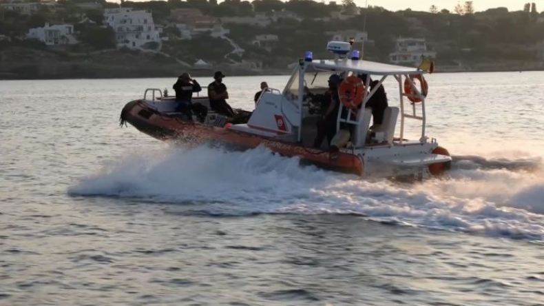 إيطاليا: إنقاذ عشرات المهاجرين بعد انقلاب قاربهم (فيديو)