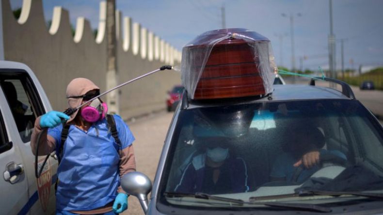 موتى ملقون في شوارع الإكوادور