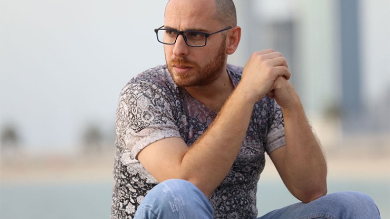 فادي طلبي يغني شارة برنامج “قيم” الإماراتي في رمضان