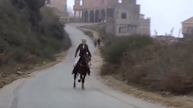 فارسة شقراء تجوب الشوارع وتصنع الحدث في الواقع والمواقع