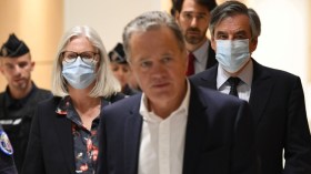 الحكم على رئيس وزراء فرنسا الأسبق فيون بالسجن