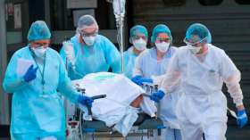 600 طبيب فرنسي يقاضون رئيس الوزراء.. لماذا؟