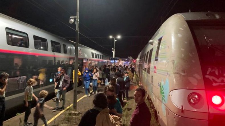 الآلاف حوصروا داخل قطارات في فرنسا