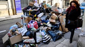 النفايات تتكدس في شوارع باريس (فيديو)
