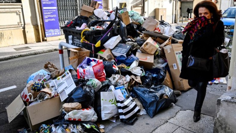 النفايات تتكدس في شوارع باريس (فيديو)