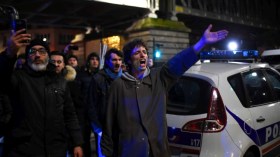 شاهد.. متظاهرون يحاولون اقتحام مسرح يتواجد فيه ماكرون