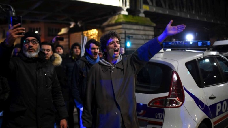 شاهد.. متظاهرون يحاولون اقتحام مسرح يتواجد فيه ماكرون