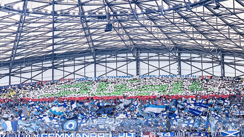 جزائريو فرنسا ينقلون افتخارهم بالخضر على المدرجات