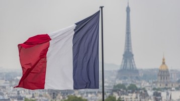 قطعةُ قماش تؤرِّق فرنسا