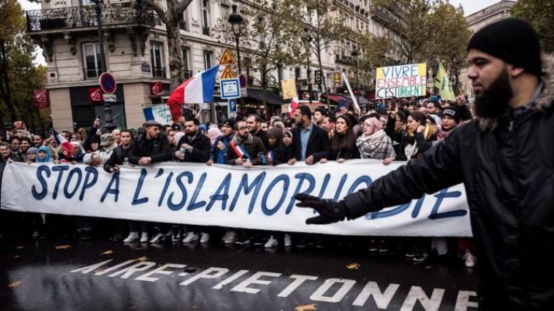 منظمات دولية ترفع شكوى ضد انتهاكات فرنسا بحق مسلميها