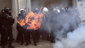 وزير الداخلية الفرنسي يصف المتظاهرين بـ”البلطجية”