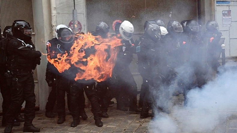 وزير الداخلية الفرنسي يصف المتظاهرين بـ”البلطجية”